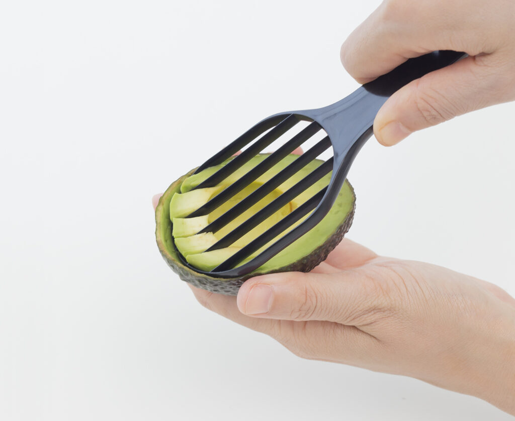 KK-366_アボカドスライサー_ウィムッシュ・シリーズ_KOKUBO小久保工業所_使用シーン